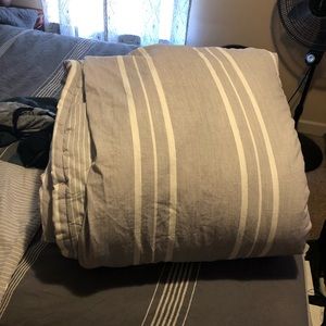 New comforter, queen size with 2 shams